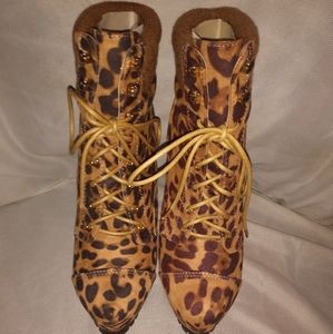 Women leopard print bootie size 5.5